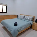 Hébergement de vacances Spacious Getaway In With Terrace & Garage *