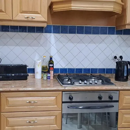 Spacious Getaway In With Terrace & Garage *