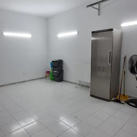 Spacious Getaway In With Terrace & Garage 阿塔德