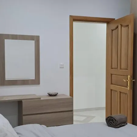 Spacious Getaway In With Terrace & Garage 度假居