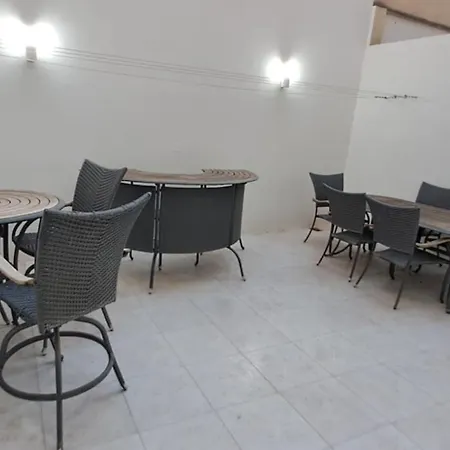 Spacious Getaway In With Terrace & Garage * 阿塔德