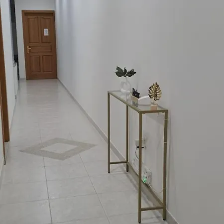 Spacious Getaway In With Terrace & Garage * 阿塔德