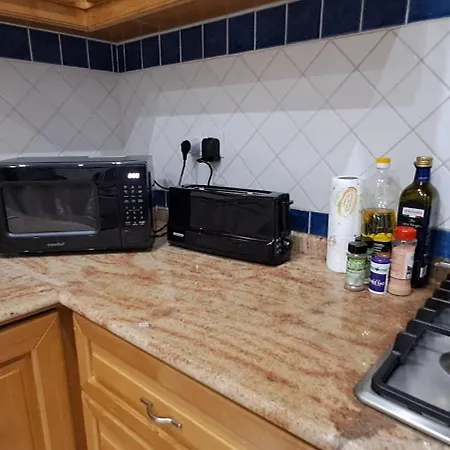 度假居 Spacious Getaway In With Terrace & Garage 阿塔德