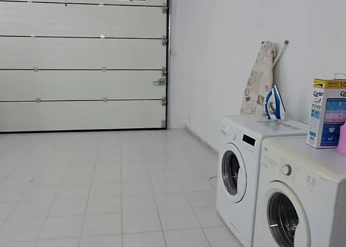 Spacious Getaway In With Terrace & Garage Hébergement de vacances *