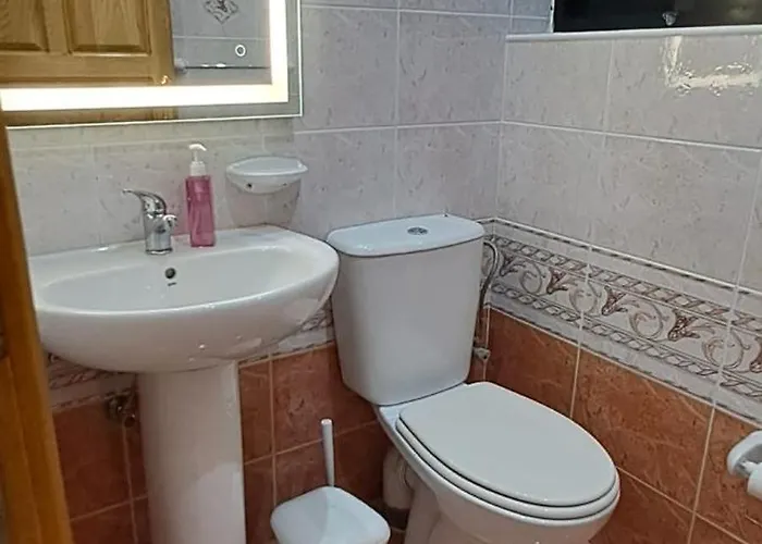 Case de vacanță Spacious Getaway In With Terrace & Garage