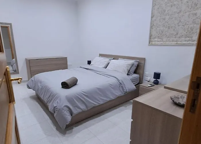 Spacious Getaway In With Terrace & Garage