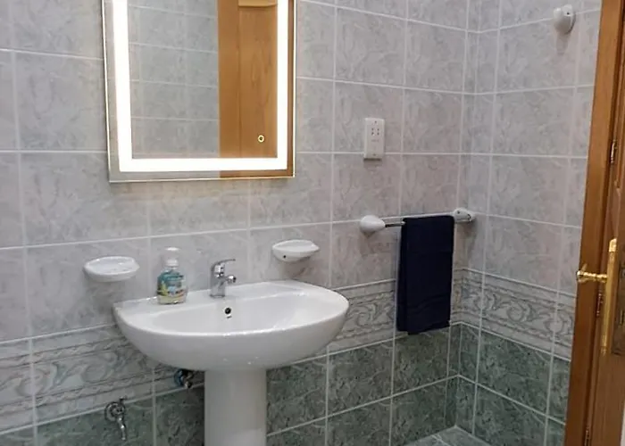 Hébergement de vacances Spacious Getaway In With Terrace & Garage *