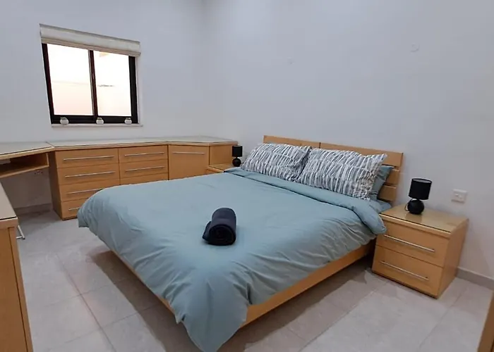 Case de vacanță Spacious Getaway In With Terrace & Garage *