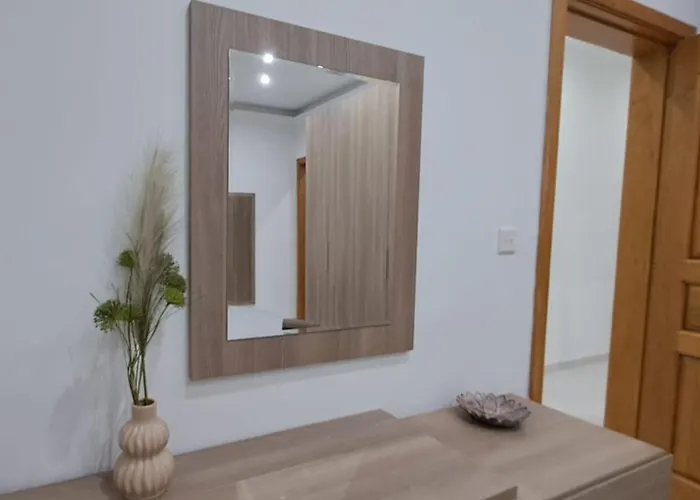 Spacious Getaway In With Terrace & Garage *