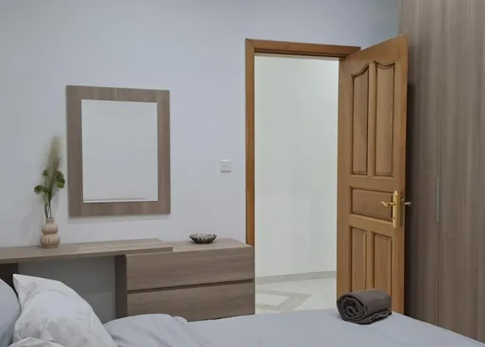 Spacious Getaway In With Terrace & Garage Case de vacanță