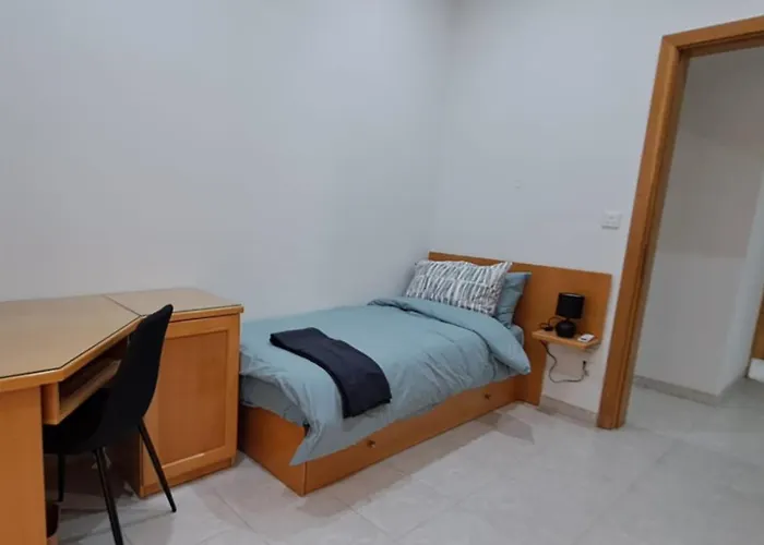 Hébergement de vacances Spacious Getaway In With Terrace & Garage