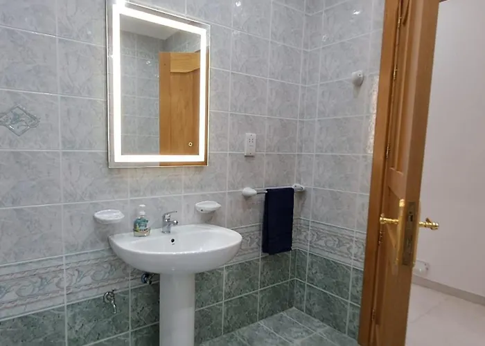 Spacious Getaway In With Terrace & Garage