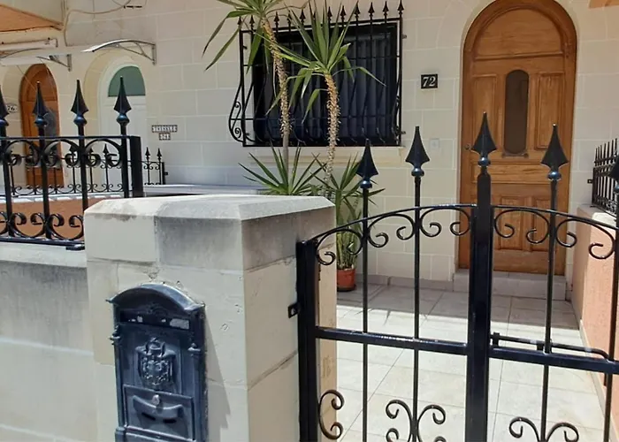 Spacious Getaway In With Terrace & Garage