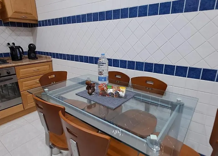 Spacious Getaway In With Terrace & Garage Case de vacanță *